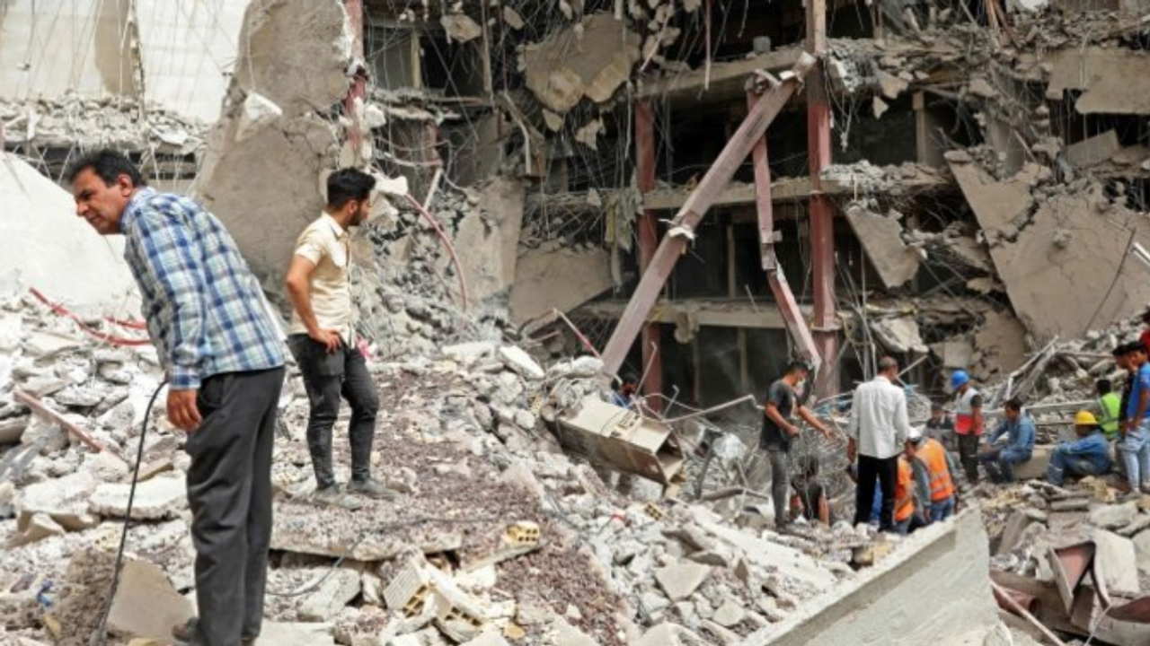 İran'da Çöken Binada Ölenlerin Sayısı 14'e Yükseldi