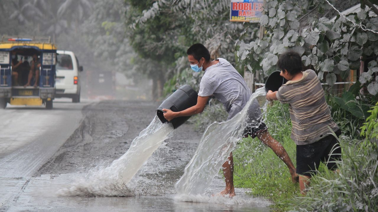 Filipinler'de Yanardağ Kül ve Buhar Saçtı, Köylüler Alarmda!