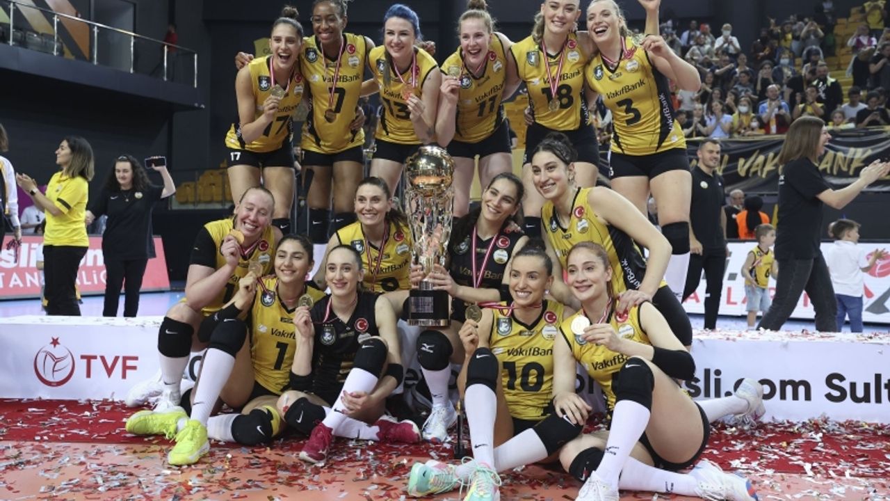 VakıfBank Bayanlar Voleybol Şampiyonluğu İçin Fenerbahçe'yi Devirdi